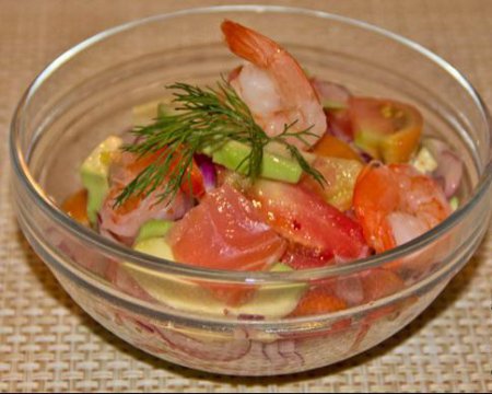 Салат с лососем, авокадо и креветками